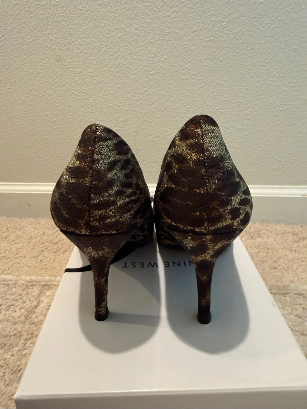 NIB Nine West Size 9.5M Pointy Toe Stiletto Animal Print Glittery Metallic Gold